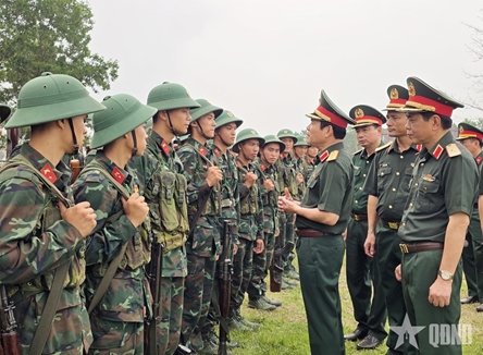 General Nguyen Tan Cuong inspects Regiment 102